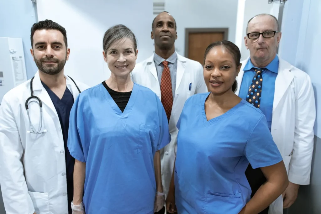 Equipe de médicos e enfermeiros sorrindo, lado a lado
